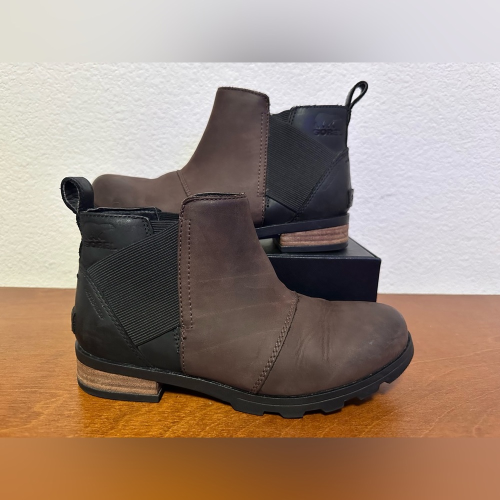 Sorel Blackened Brown Emelie Chelsea Boot Size 5
